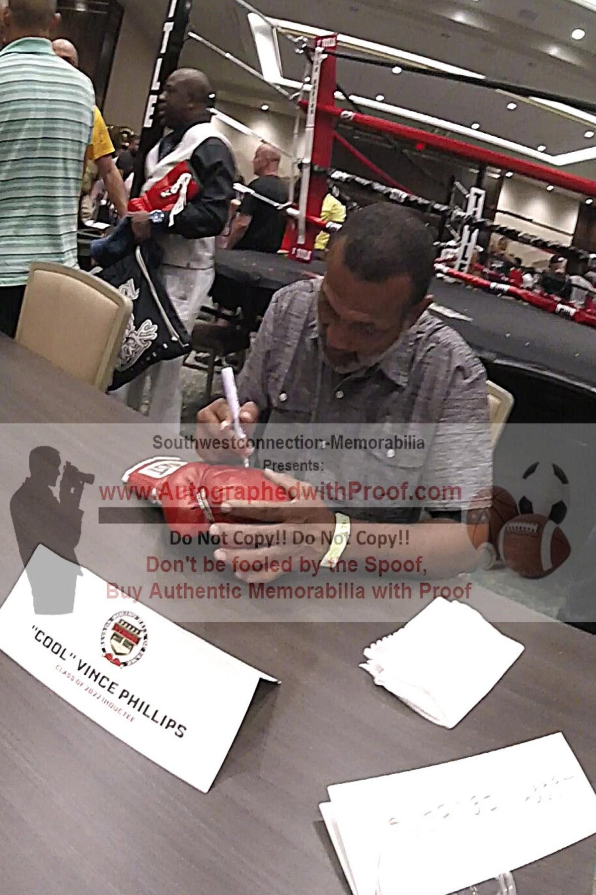 Cool Vince Phillips Autographed Everlast Signed Glove Beckett BAS